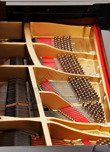 大钢琴室内带弦的音响钉子机械音乐会黄色力学乐器线圈声学别针笔记背景图片