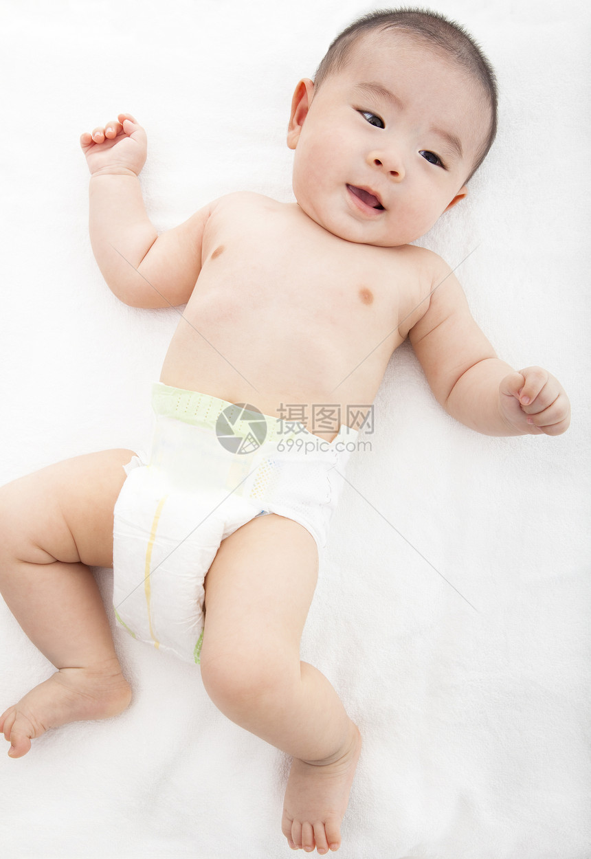 躺在床上的亚洲婴儿图片