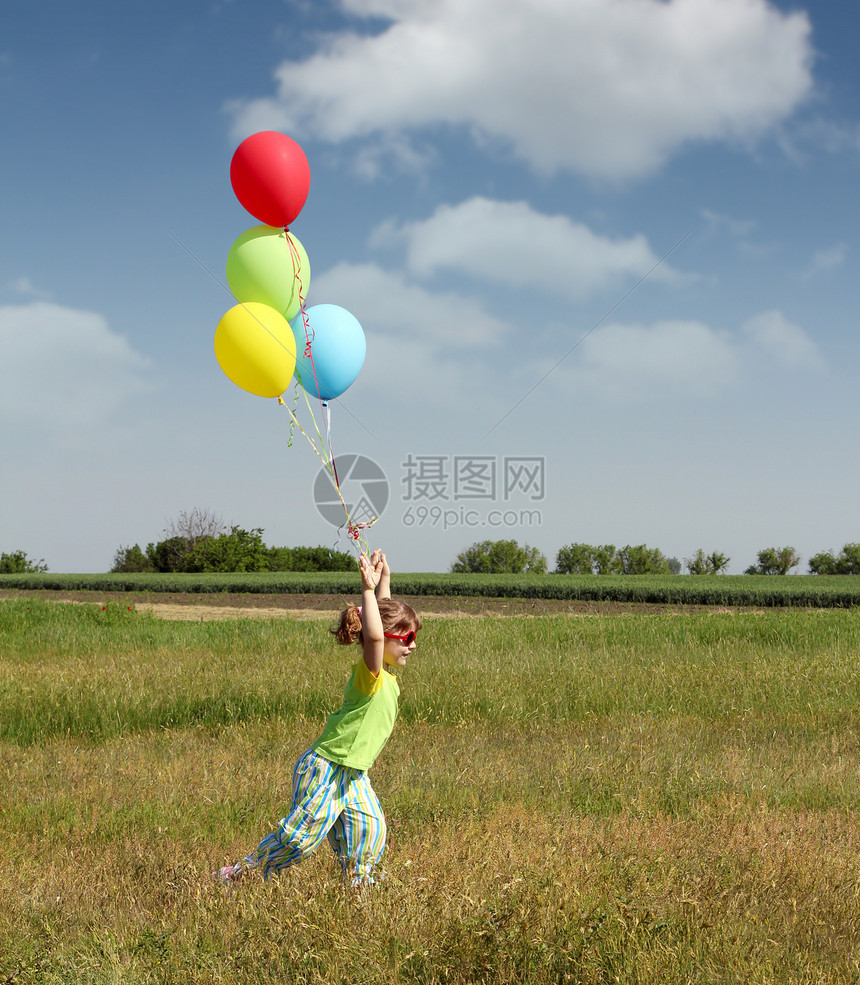 小女孩带着多彩气球跑来跑去图片