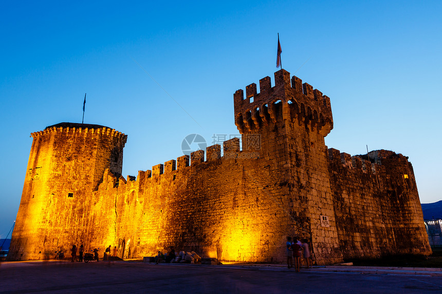 特罗吉尔夜里发光的卡梅伦戈中世纪城堡建筑学遗产历史性旅游海岸堡垒游客历史石头蓝色图片