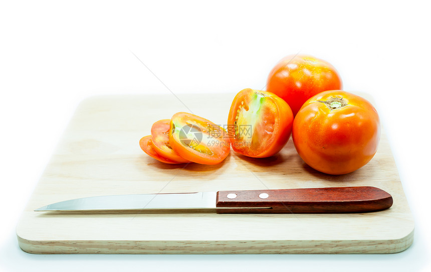 切片板上的番茄和刀子在白色背景上被孤立烹饪反射阴影木头食物植物美食菜刀铆钉工具图片