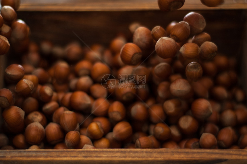 冲进木箱的黑桃子食物黄褐色坚果饲料烹饪收成榛子棕色棕褐色乡村图片