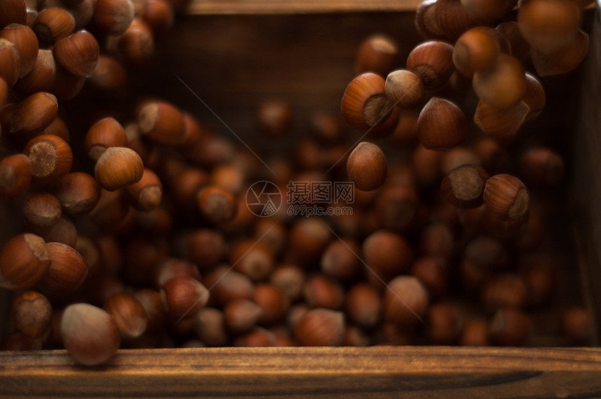 冲进木箱的黑桃子运动榛子棕褐色坚果饲料烹饪棕色乡村食物黄褐色图片