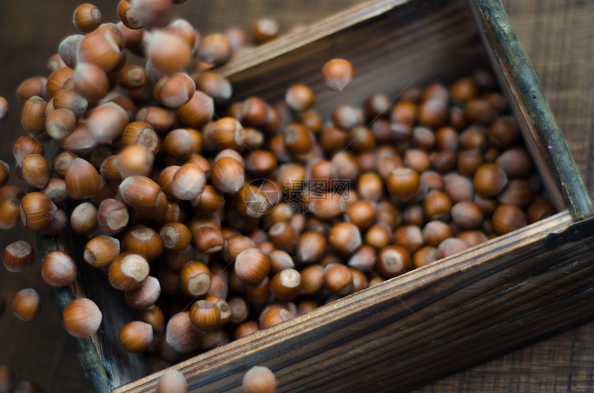 冲进木箱的黑桃子运动食物黄褐色坚果饲料棕色棕褐色榛子乡村烹饪图片