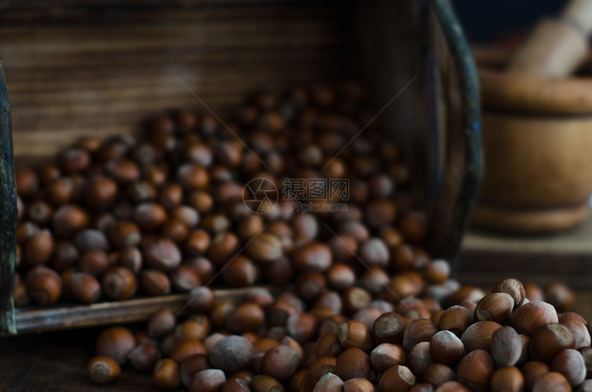 冲进木箱的黑桃子坚果棕色食物饲料运动烹饪榛子乡村收成黄褐色图片