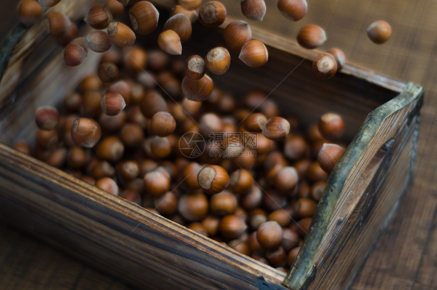 冲进木箱的黑桃子坚果运动食物榛子棕褐色棕色收成饲料烹饪乡村图片