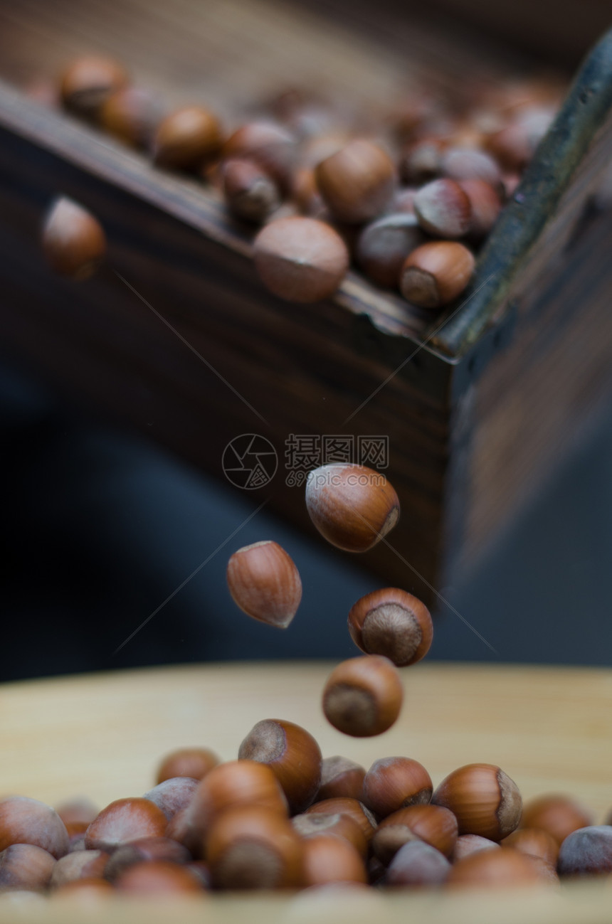 黑桃子在运动中 冲进竹鱼碗黄褐色饲料烹饪棕色坚果榛子收成棕褐色食物乡村图片