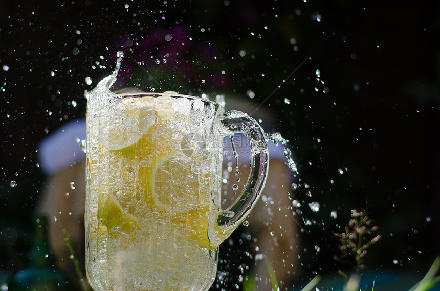 浇水的Onto柠檬花园滴水派对气泡享受假期口渴液体水滴乐趣图片