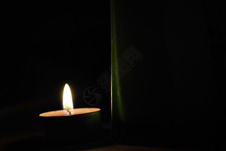 黑暗中的蜡烛照片静物背景图片