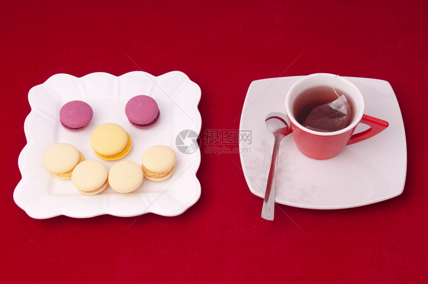 茶杯和马卡龙在天鹅绒桌布上的微笑(3)图片