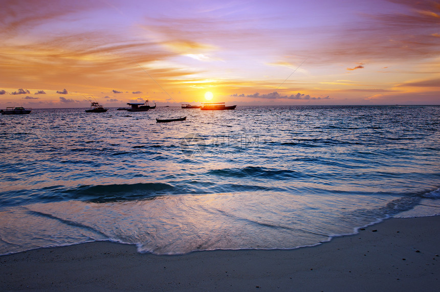 日落在港口上地平线游艇太阳光盘天空海洋橙子海滩码头热带图片