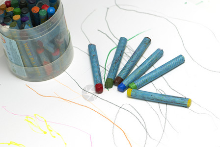 几支蜡笔工艺宏观补给品幼儿园学校活力水平团体艺术白色背景图片