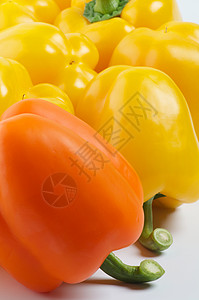 黄和橙贝尔辣椒蔬菜横截面橙色绿色食物黄色健康饮食尾巴背景图片