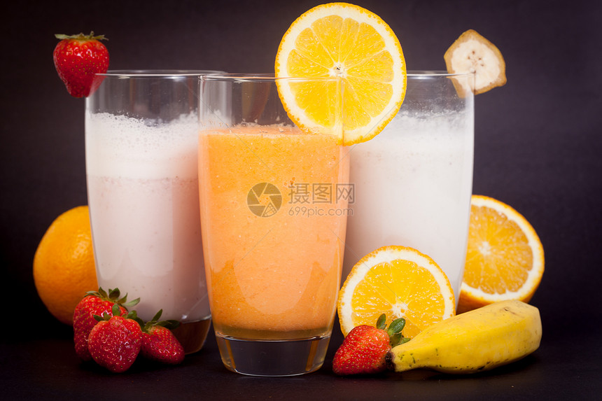 天然水果果汁白色橙子粉色饮料玻璃黑色图片