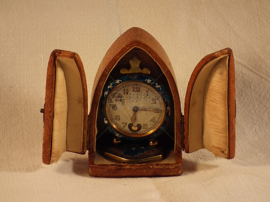 木箱中的旧时钟图片