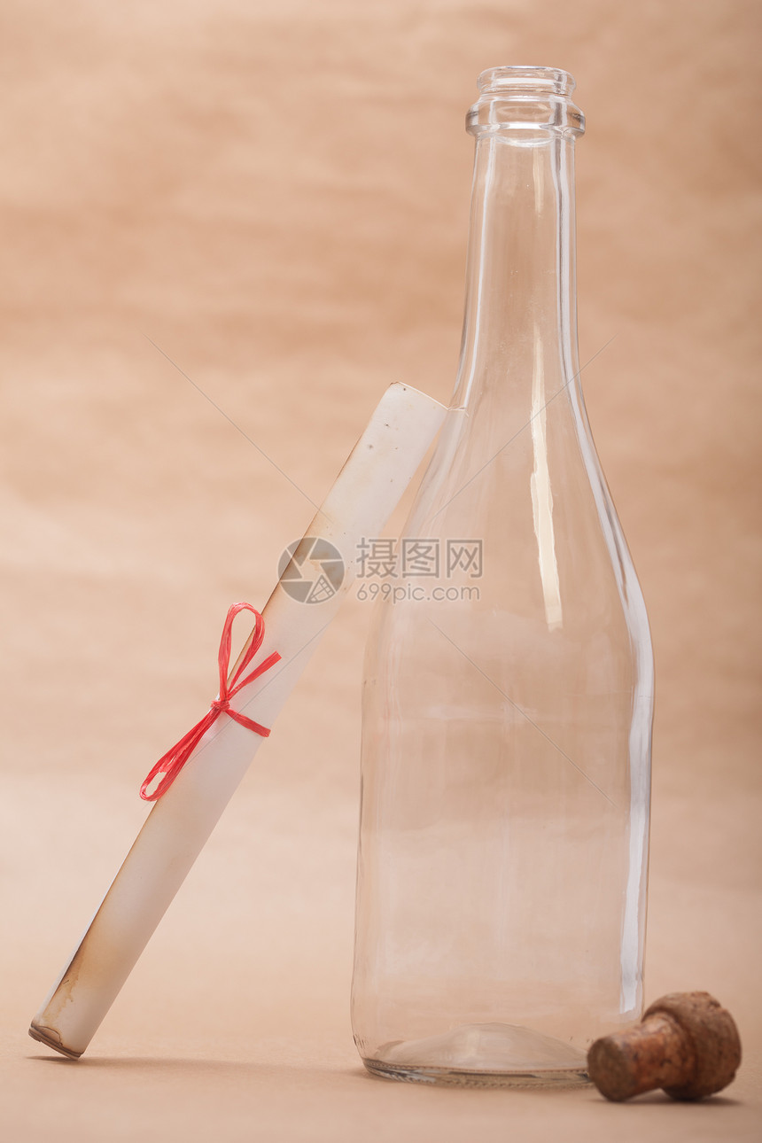 瓶装旁边的消息笔记白色软木玻璃图片