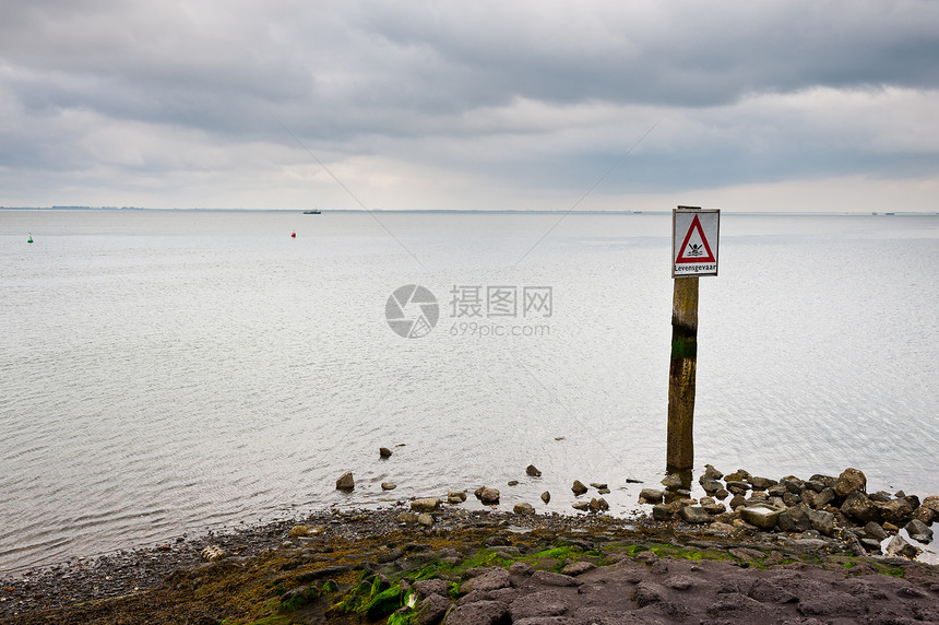 禁止签署下雨气旋孤独海滩石头天空海岸潮水风景地平线图片