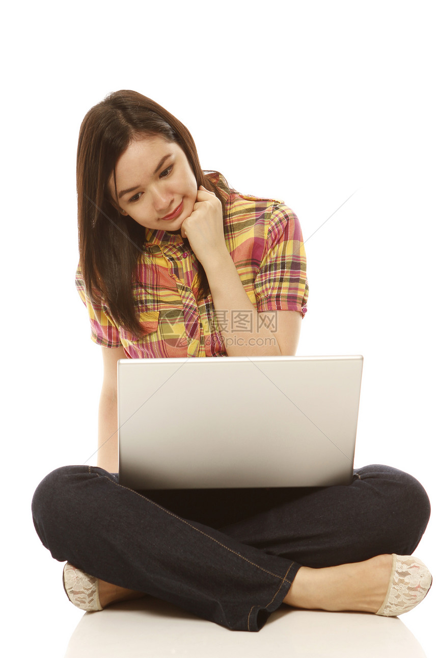 青年女性浏览学生网络互联网浏览器同校冲浪者男女笔记本白色电脑图片