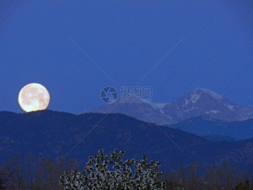 满月在隆峰附近图片