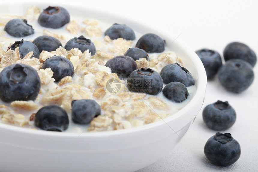 Muesli与蓝莓宏观粮食蓝色早餐白色营养麦片浆果牛奶谷物图片