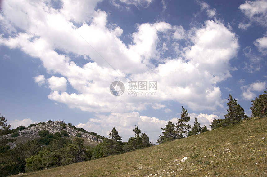 乌克兰的山地克里米亚远足农村森林荒野孤独晴天天空环境爬坡道旅行图片