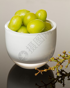 白玻璃碗 满满绿葡萄器皿饮食反射陶器枝条营养玻璃宏观坡度水果背景图片