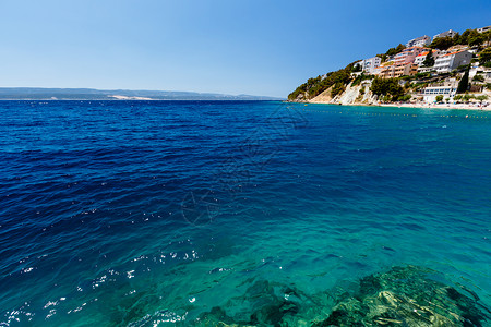 具有透明水和美丽的亚得里亚海 Beac的深海蓝海卵石晴天日光浴阳光游泳海岸线天蓝色假期风景石头背景图片
