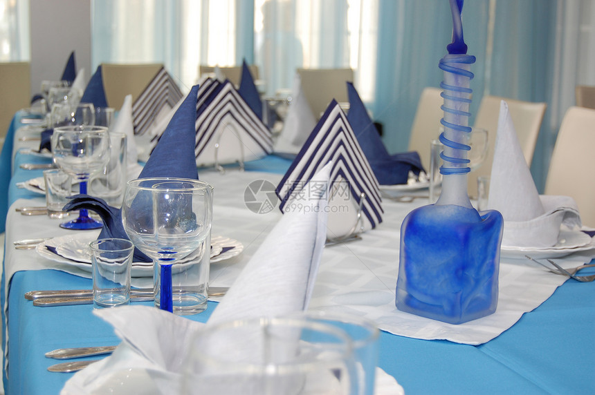 餐厅餐巾蓝色盘子商品桌子玻璃白色食物图片