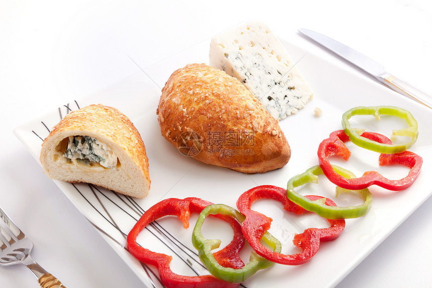 盛满蓝奶酪的面包蓝色绿色早餐辣椒奶制品牛奶小吃产品木板食物图片