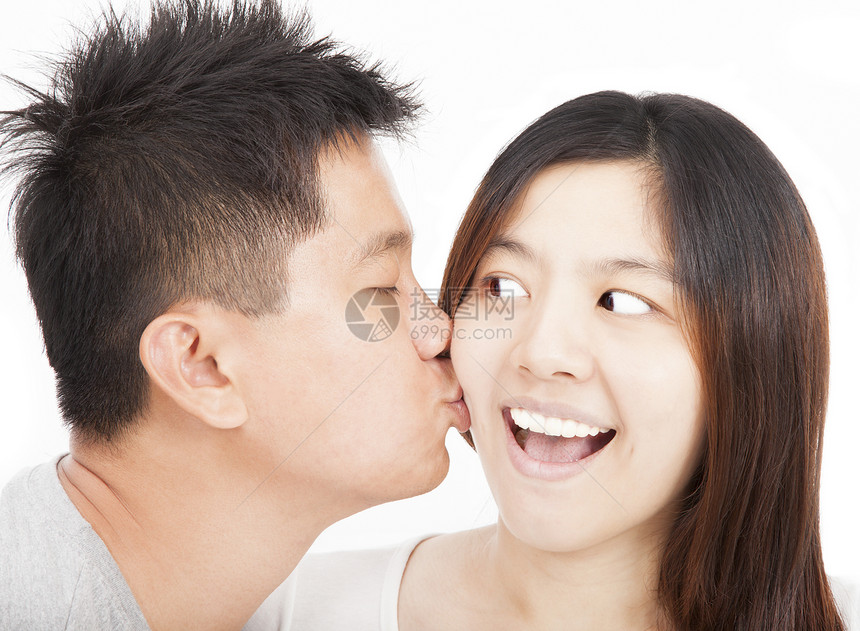 年青的年轻夫妇接吻图片