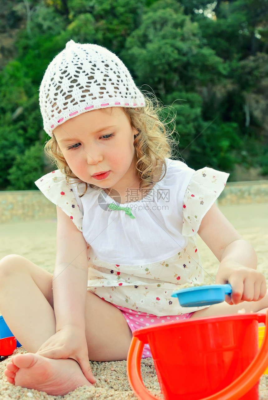 小女孩在沙滩上玩玩具青年喜悦儿童海岸线海岸海滩支撑塑料帽子红色图片
