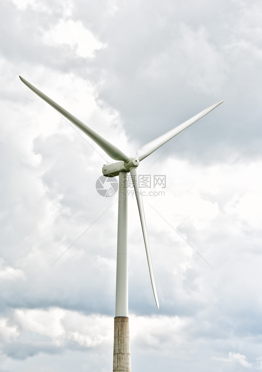 云层天空背景的风力涡轮机蓝色资源环境螺旋桨创新全球旋转风车工业涡轮图片