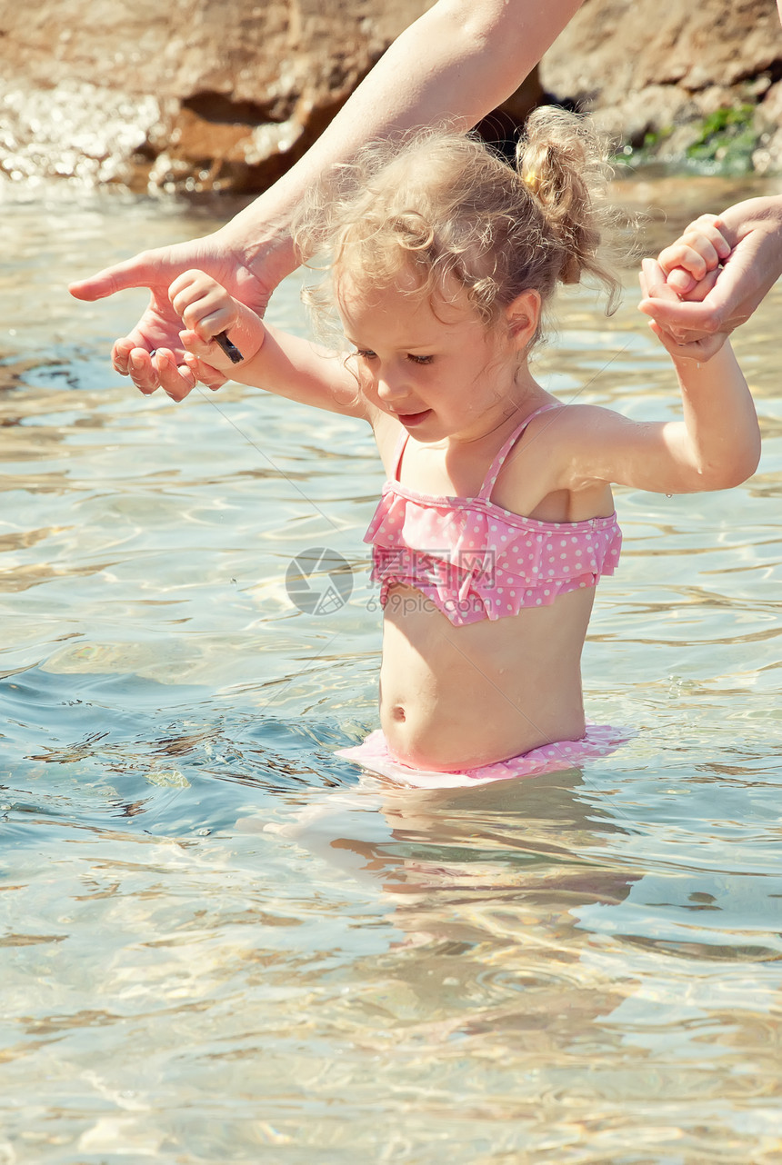 可爱的小女孩在海上玩得开心晴天海岸童年活动幸福青年旅行海洋闲暇快乐图片