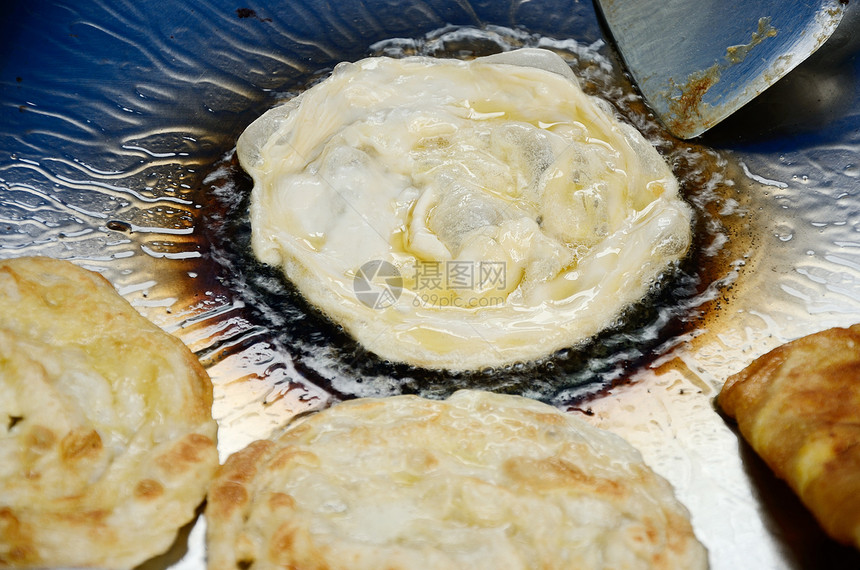 在一些澄清的黄油中 罗蒂起火营养甜点平底锅油炸美食盘子小麦饼子饮食厨房图片