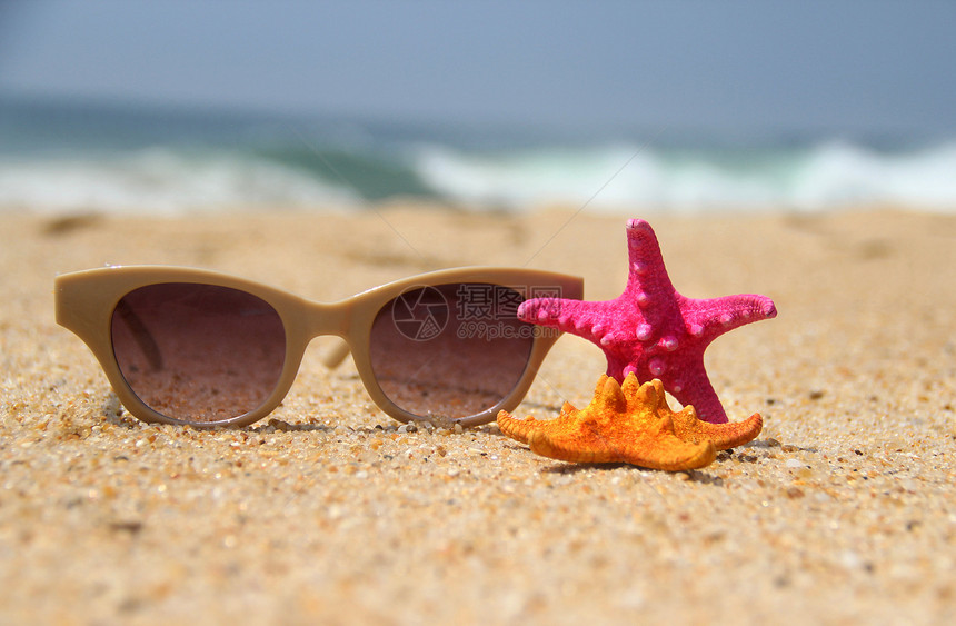 沙滩上的放松女性作品晴天支撑闲暇热带海浪眼镜太阳旅行图片