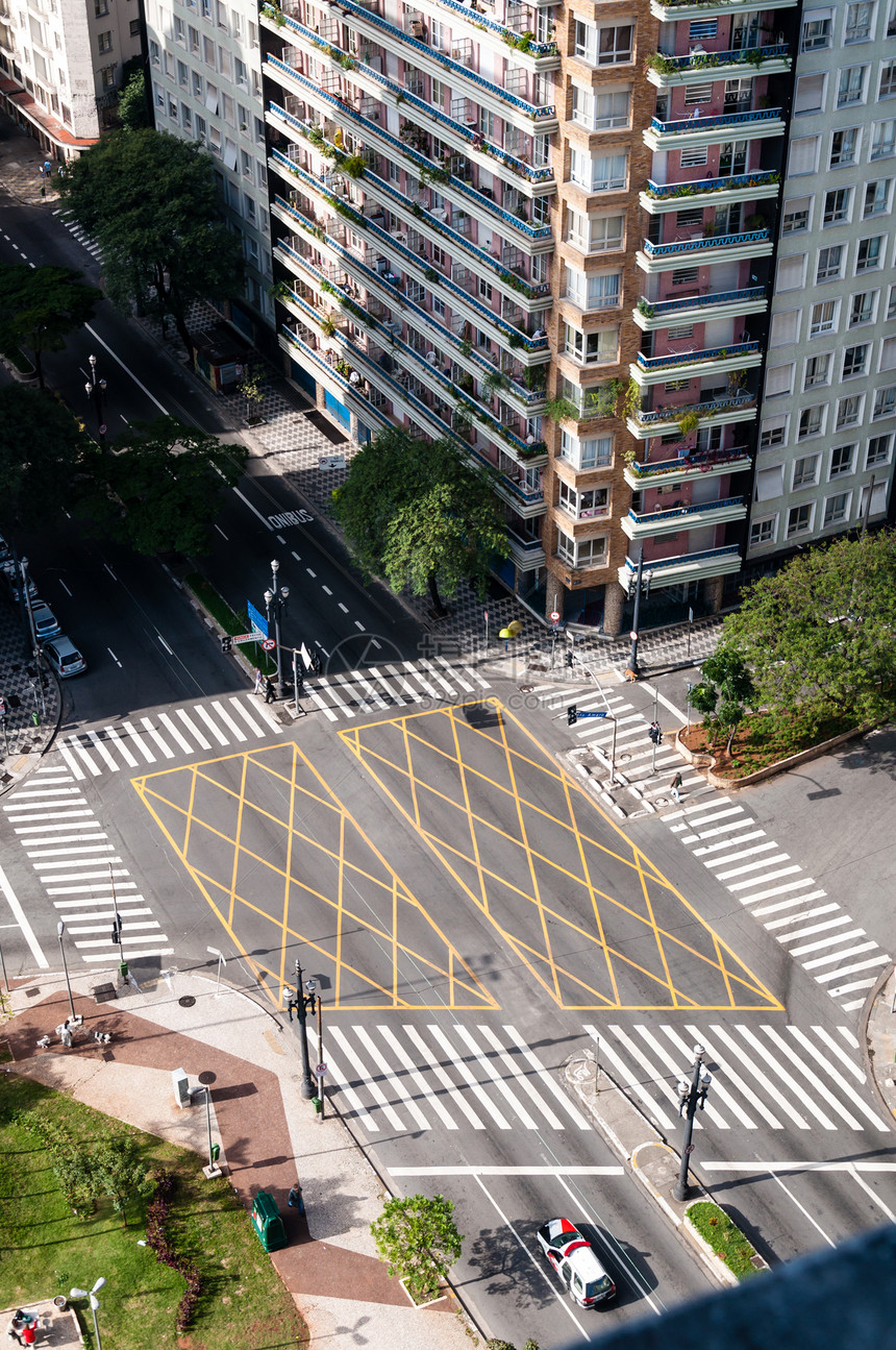 在Sao Paula的街上横越街头财产市中心运输人行道路口景观城市摩天大楼大街首都图片
