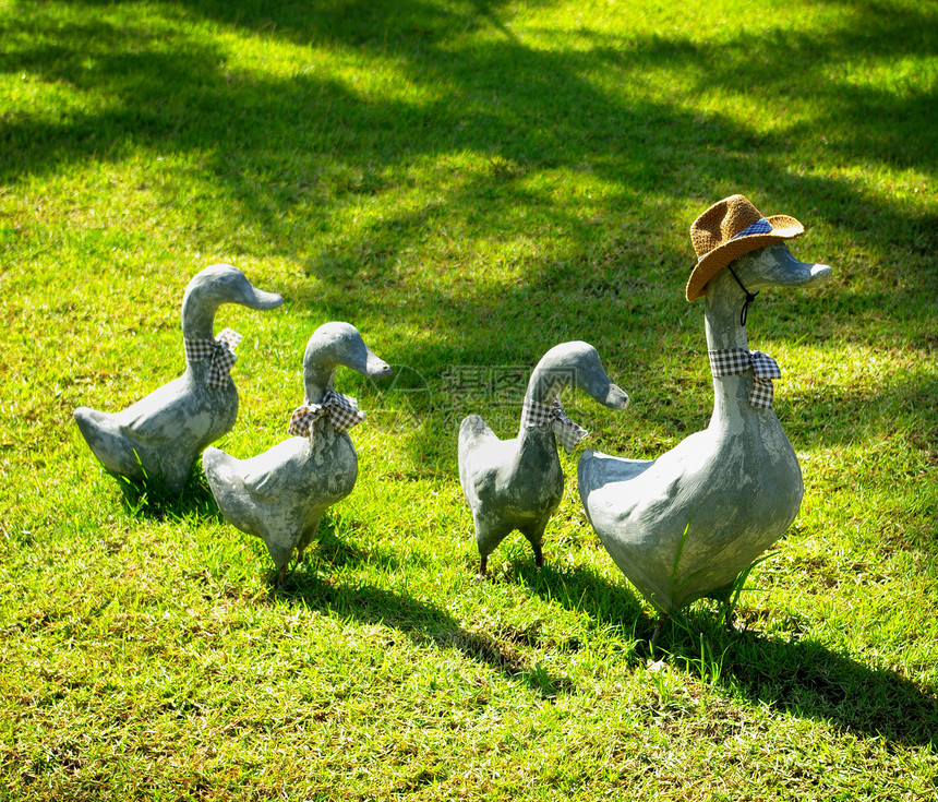 花园中的鸭雕塑图片