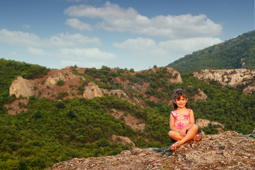 坐在山顶的美丽的小美少女图片