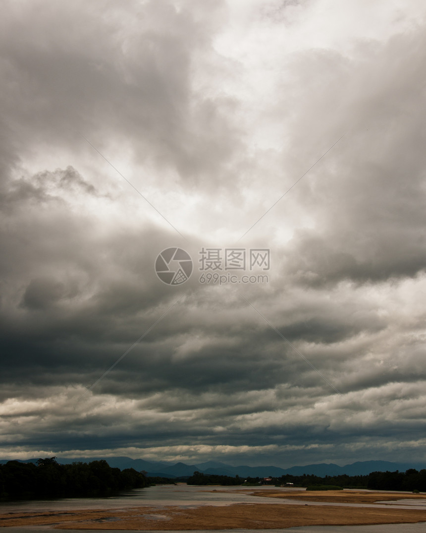 河流和黑暗云层的风景土壤绿色多云日落天空海滩城市建筑灰色太阳图片