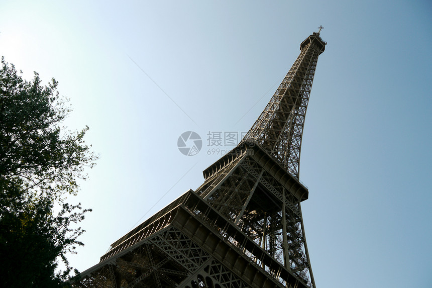 Eiffel 塔的低角度图片