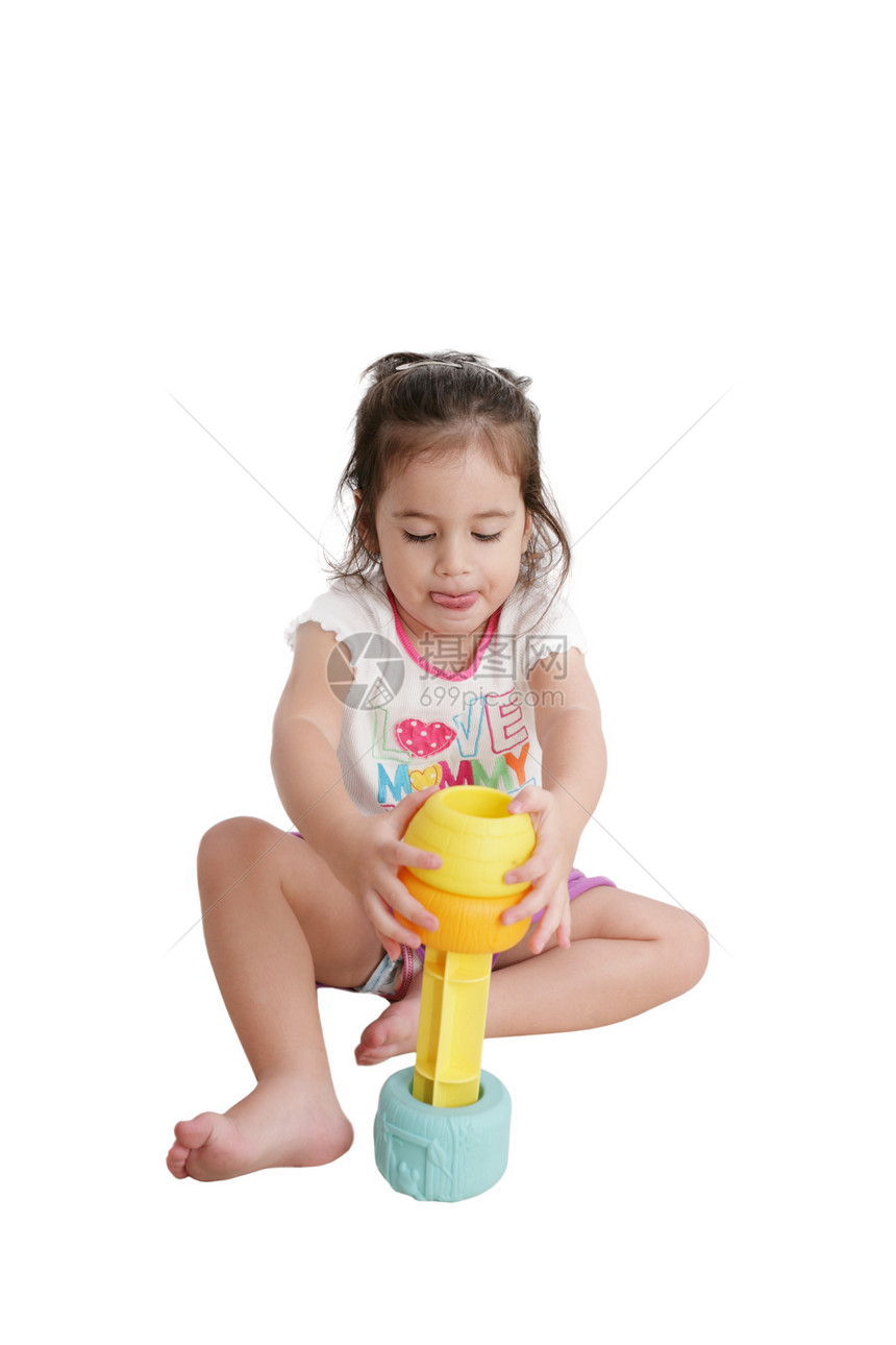 玩玩具的有趣小孩 孤立在白色之上图片