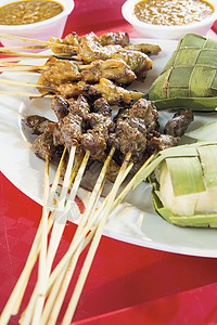 ketupat与Ketupat和花生酱一起的鸡肉和背景