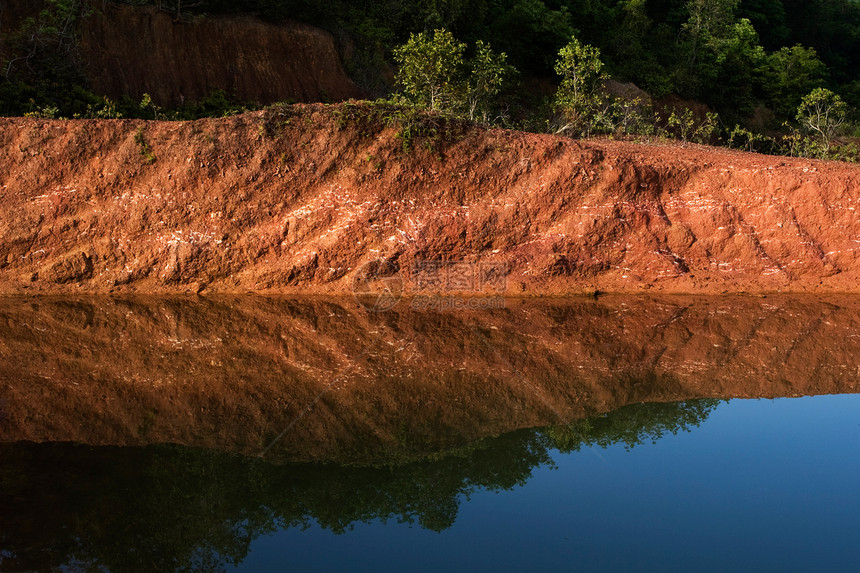 红湖悬崖侵蚀蓝色洪水峡谷环境砂岩天空红色岩石幽谷图片