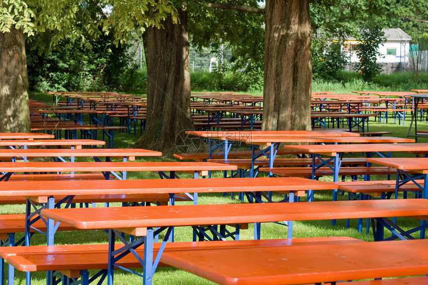 啤酒桌和座席金属啤酒木头家具雨滴套装草地花园桌子长凳图片