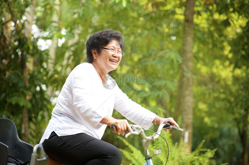 在职高中公园活动女士父母树木生活运动乐趣老年自行车图片