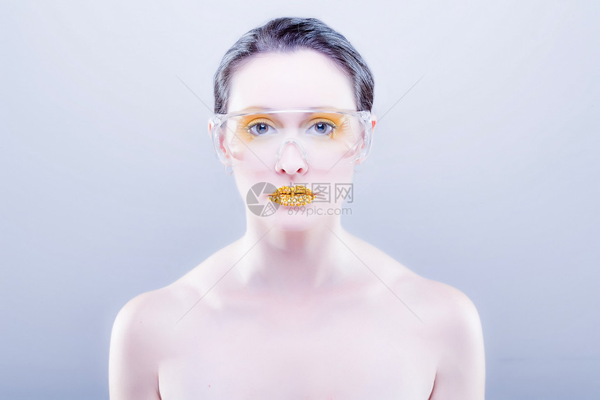 金时装化妆的年轻天主教女青年白色金子女士灰色黑发眼睛钻石眼镜嘴唇皮肤图片