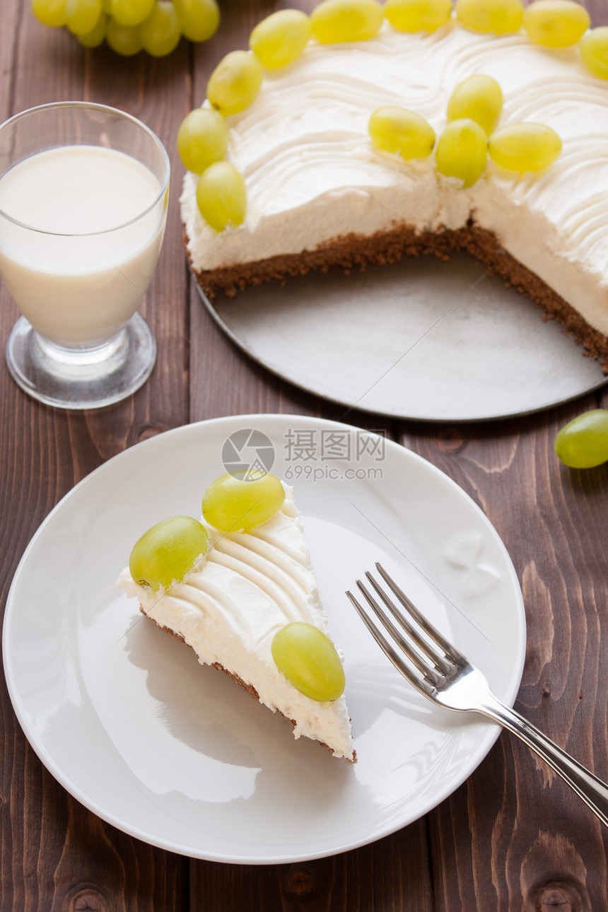 带葡萄的约果饼糕点水果美食牛奶酸奶甜点盘子食物营养馅饼图片