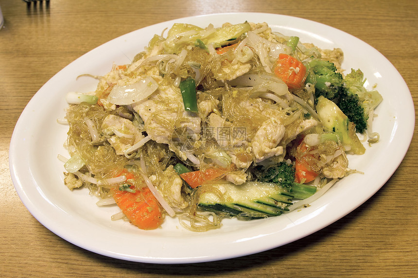带鸡和蔬菜的泰国清豆面条图片