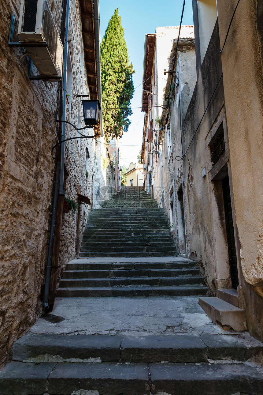 克罗亚州普拉拉的狭窄街道和楼梯图片