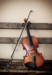 小提琴家族偏僻的老的高清图片